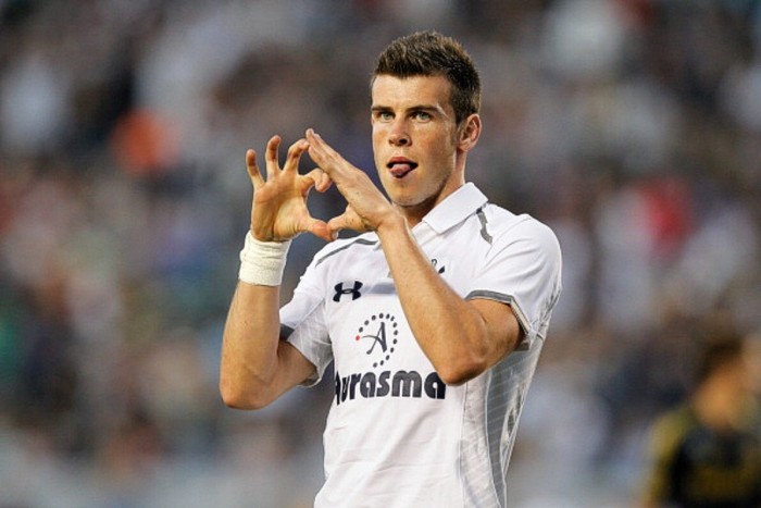 2. Gareth Bale (23 tuổi, xứ Wales, thuận chân trái): Đã đạt đẳng cấp ngôi sao và được đánh giá rất cao bởi khả năng tự đột phá và ghi bàn. Chơi cho ĐTQG từ năm 2007, và là một người không xa lạ gì đấu trường Champions League. Mức giá được dự báo sẽ rất cao, nhưng cũng sẽ rất đáng đồng tiền bát gạo nếu được mua về.